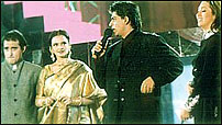 с Акшай Кханной, Шахрукх Кханом и Каришмой на церемонии Filmfare Awards 1999