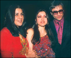 с экс-женой Амритой Сингх и сестрой Сохой