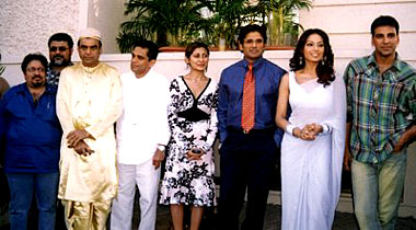 слева направо: Пареш, Рими Сен, Суниел Шетти, Бипаша Басу, Акшай Кумар на махурате 