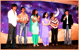 презентация саундтрека: слева направо Шах в белом, Сону Нигам, Дивья Кхосла, Гаури Кхан